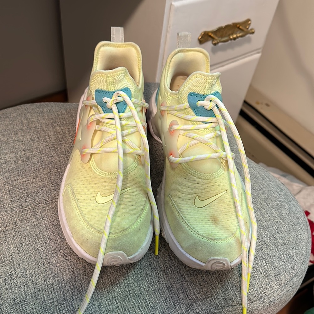 Nike Prestos (Youth 6.5)